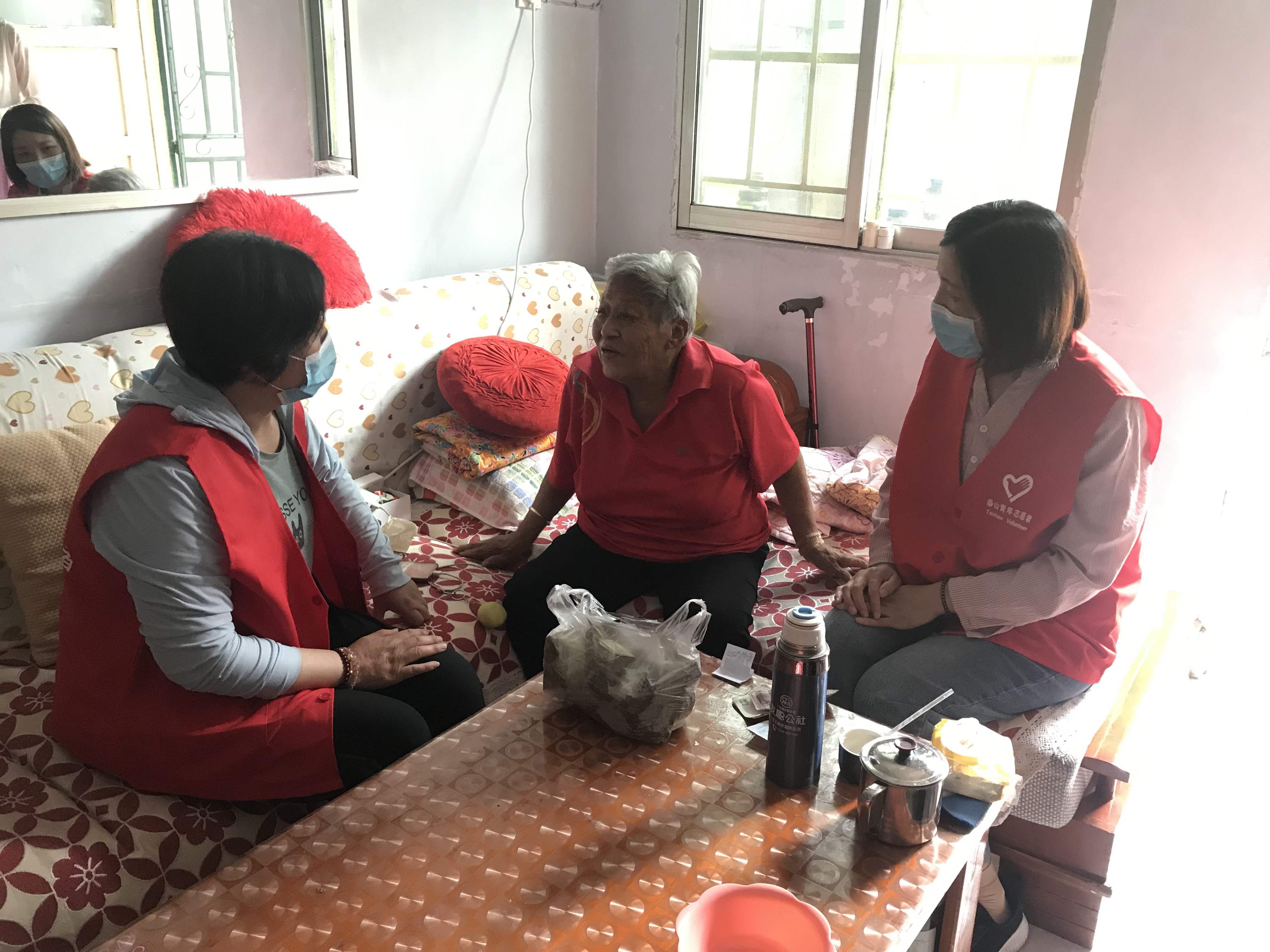 泰山区积极开展关爱空巢老人邻里互助志愿服务活动